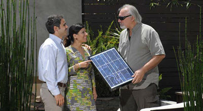 Vendedor de energía solar y pareja al aire libre